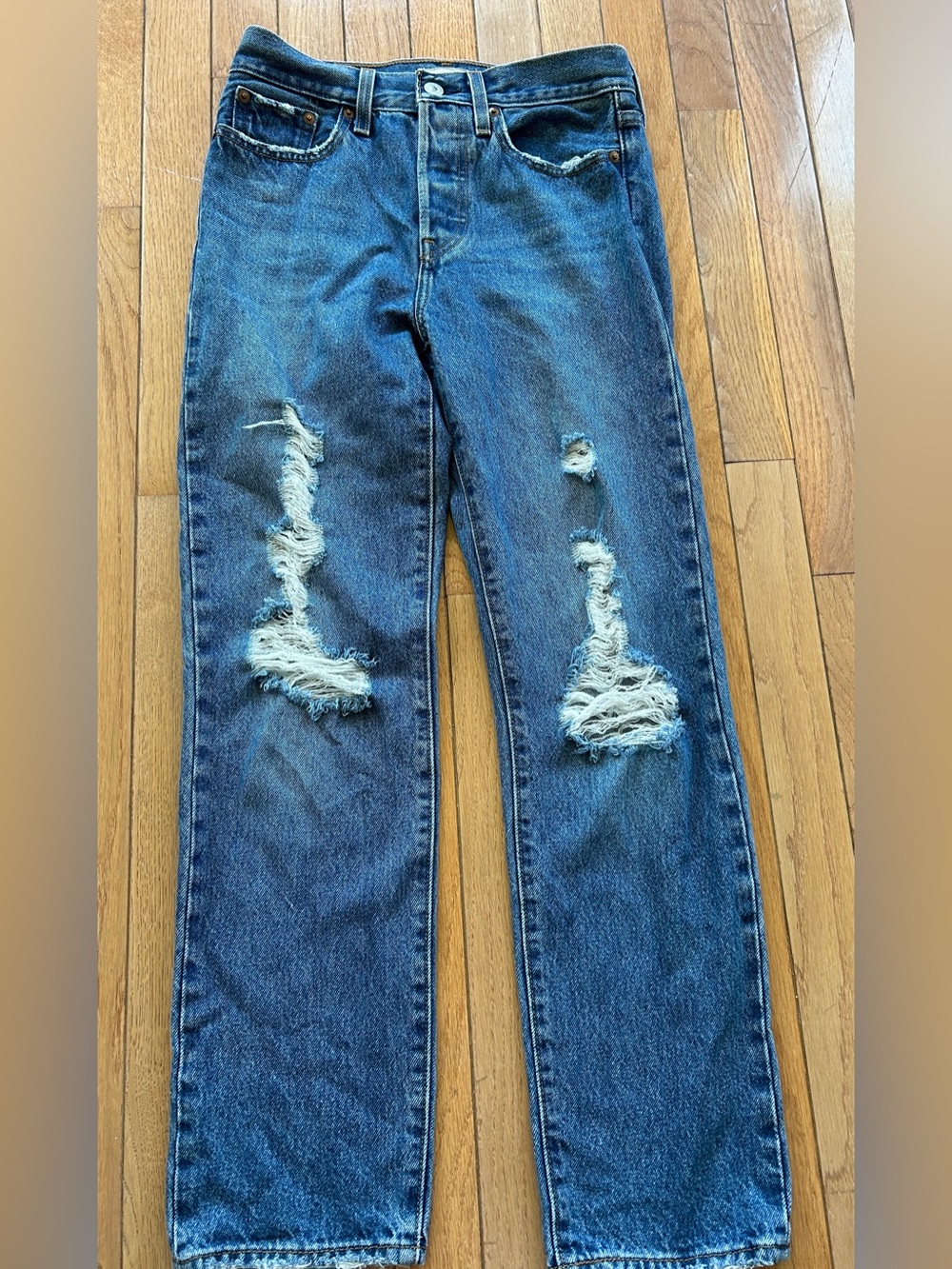 LNC Levi's Wedgie Straight distressed jeans